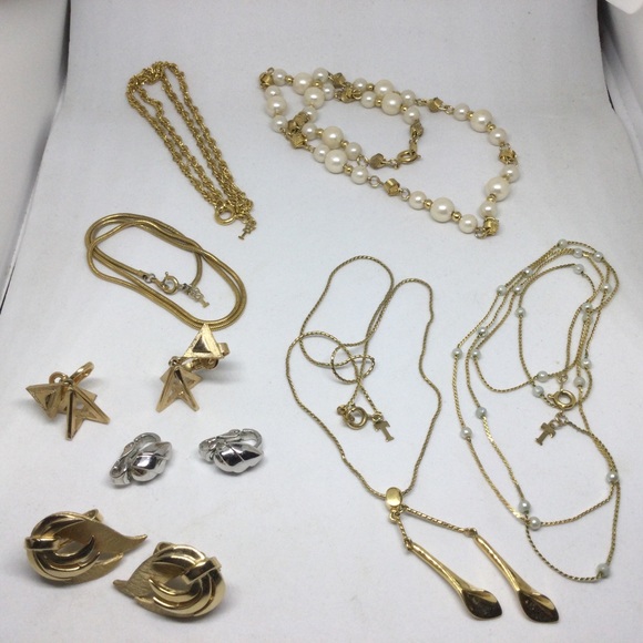 9 piece Lot of Trifari Jewelry Necklace Earrings Crown Patent Pending Hangtags - Picture 1 of 12